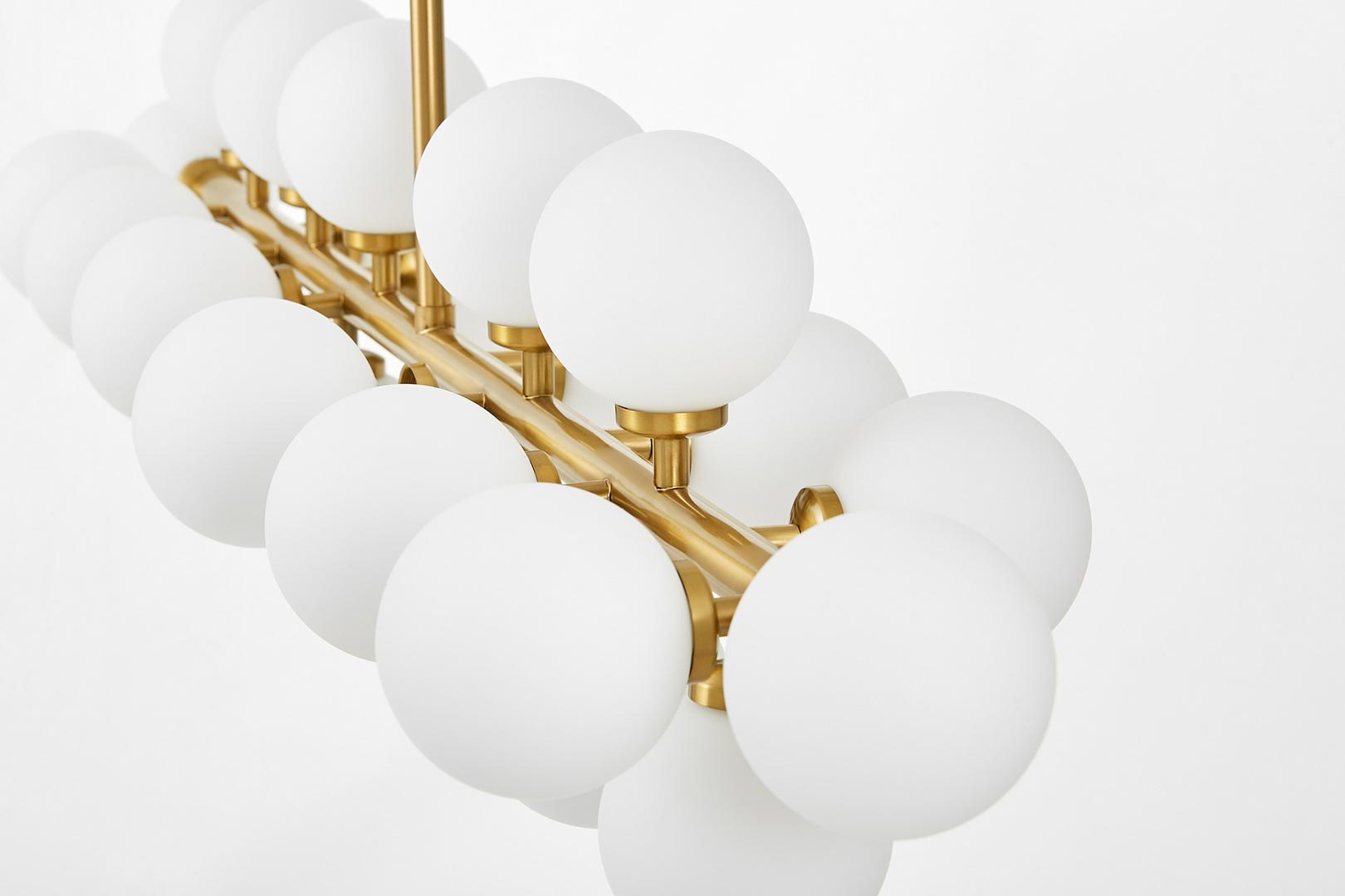 Elegantné, zlaté mosadzné, závesné svietidlo PETRICA biele tienidlá sklenené gule - Lumina Deco obrázok 3