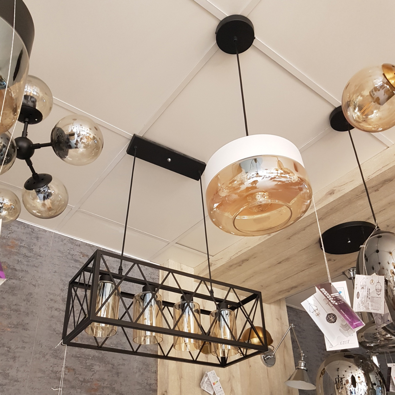 Biela závesná lampa BARLET, biely kov, jantárové sklo, škandinávsky loftový štýl - Lumina Deco obrázok 4
