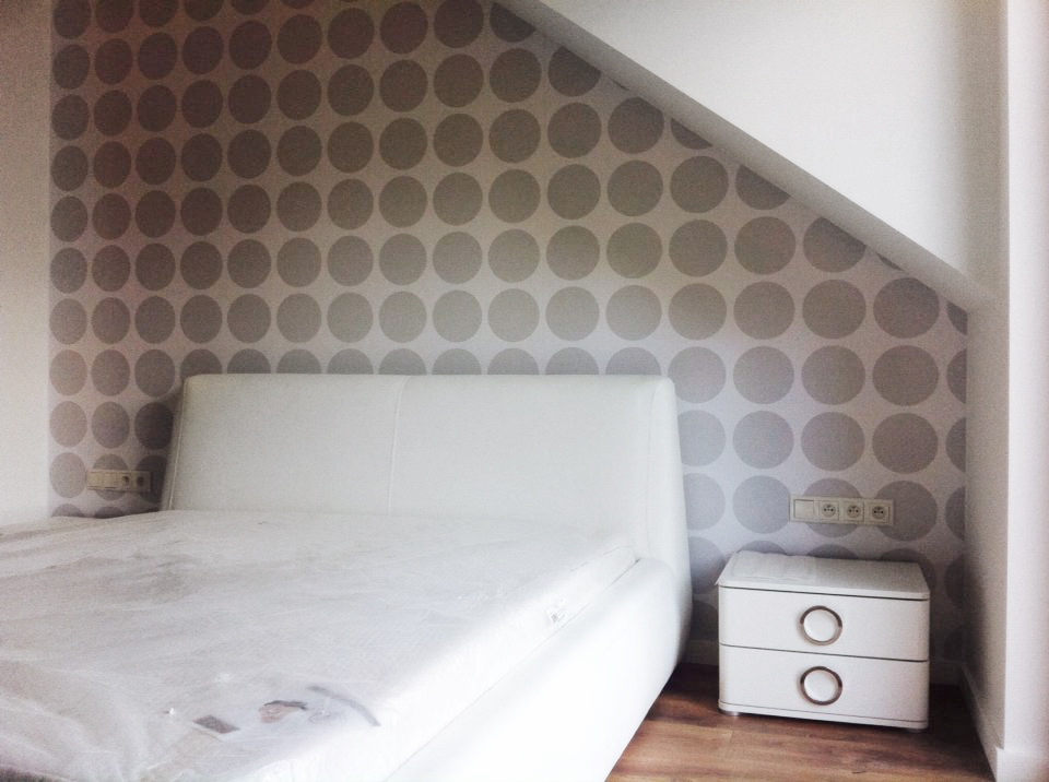 Bodkovaná tapeta v bielo sivej farbe, bodky 18 cm polka dot - Dekoori obrázok 4