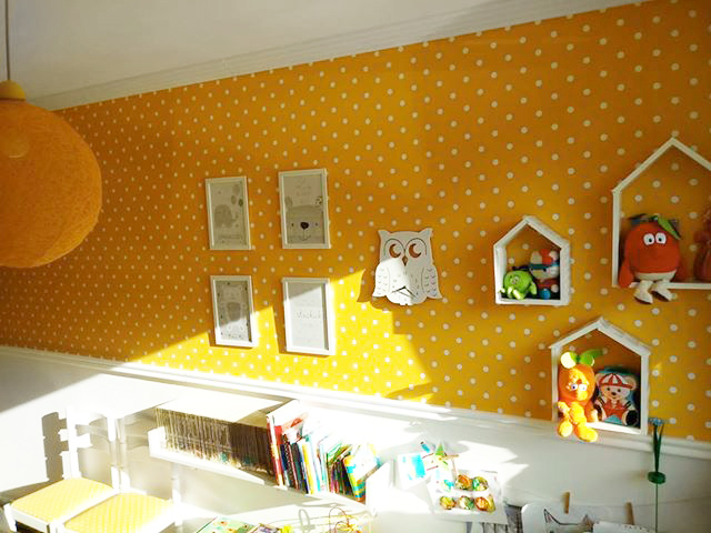 Tapeta s malými bielymi bodkami, polka dot 2 cm, farba kukurice (žltá / oranžová) - Dekoori obrázok 4