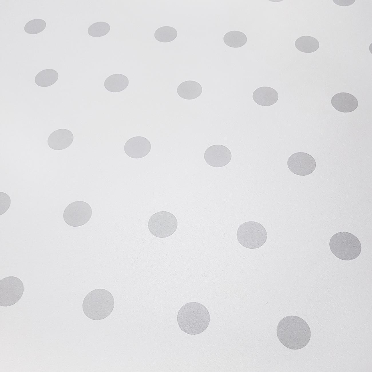 Biela tapeta so sivými bodkami, polka dot 5 cm - Dekoori obrázok 4