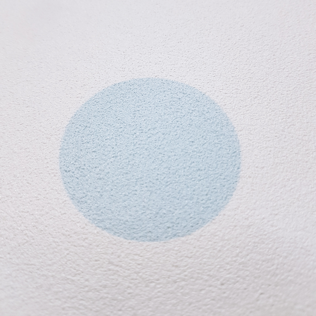 Biela tapeta so sivými, modrými a fialovými bodkami, kruhmi, kolieskami, BODKY 5 cm - Dekoori obrázok 4