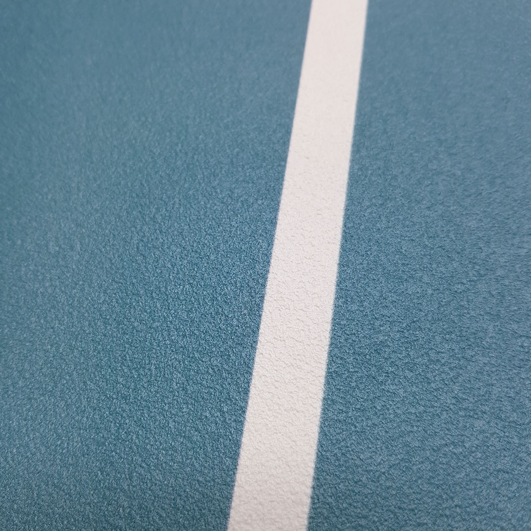 Škandinávska tapeta so zvislými bielymi pruhmi na modrom pozadí - Dekoori obrázok 2