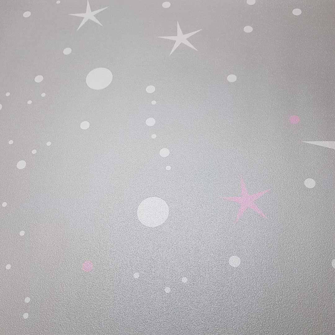 Sivá tapeta na stenu s bielymi a ružovými hviezdičkami a bodkami - Dekoori obrázok 3