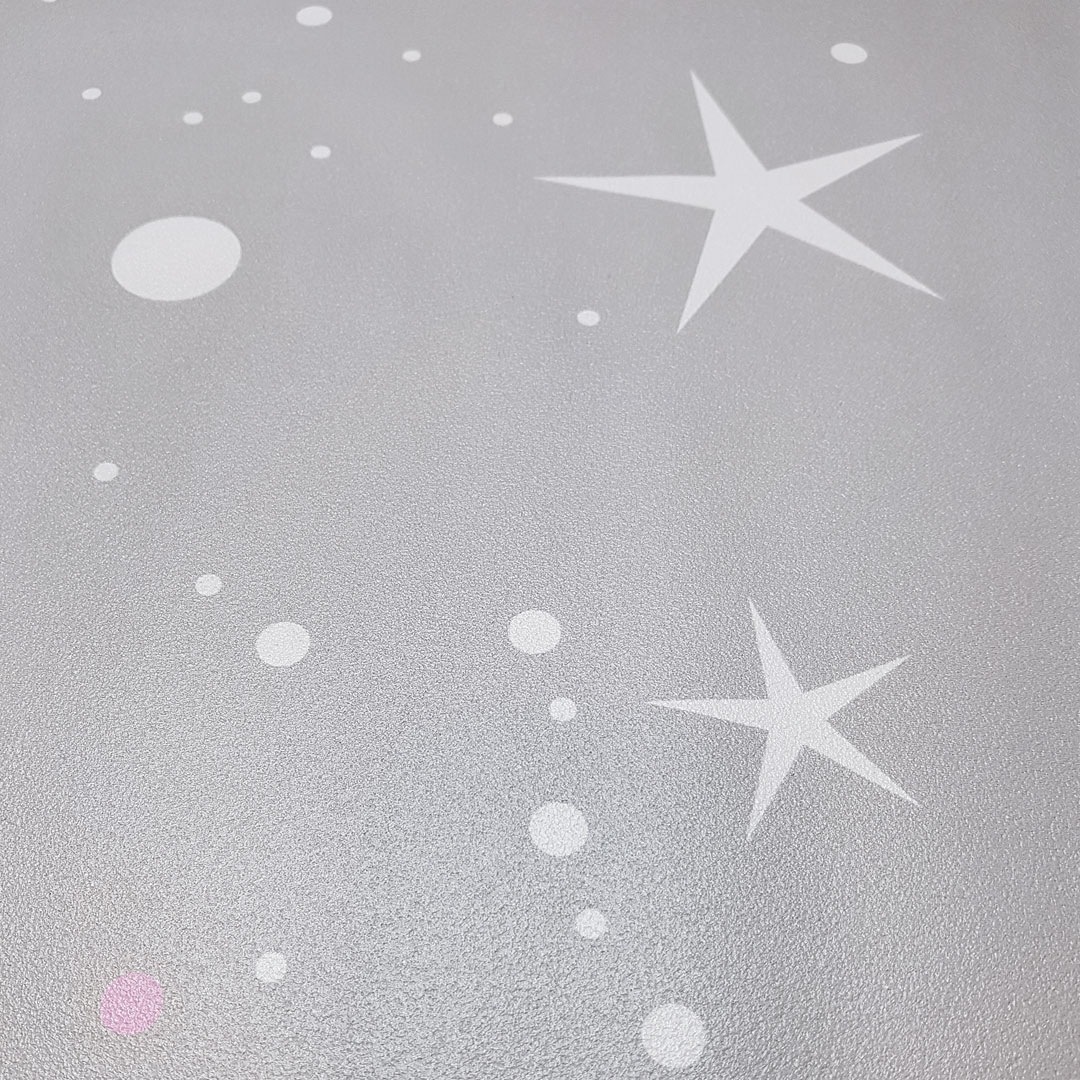 Sivá tapeta na stenu s bielymi a ružovými hviezdičkami a bodkami - Dekoori obrázok 4