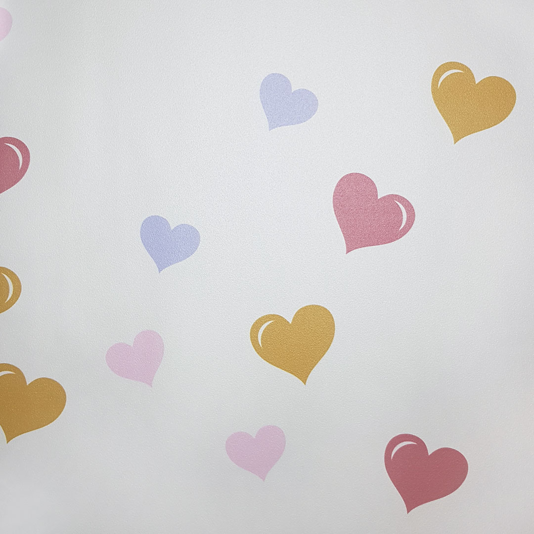 Biela tapeta so srdiečkami pre dievča, ružové, béžové a fialové srdiečka - Dekoori obrázok 3
