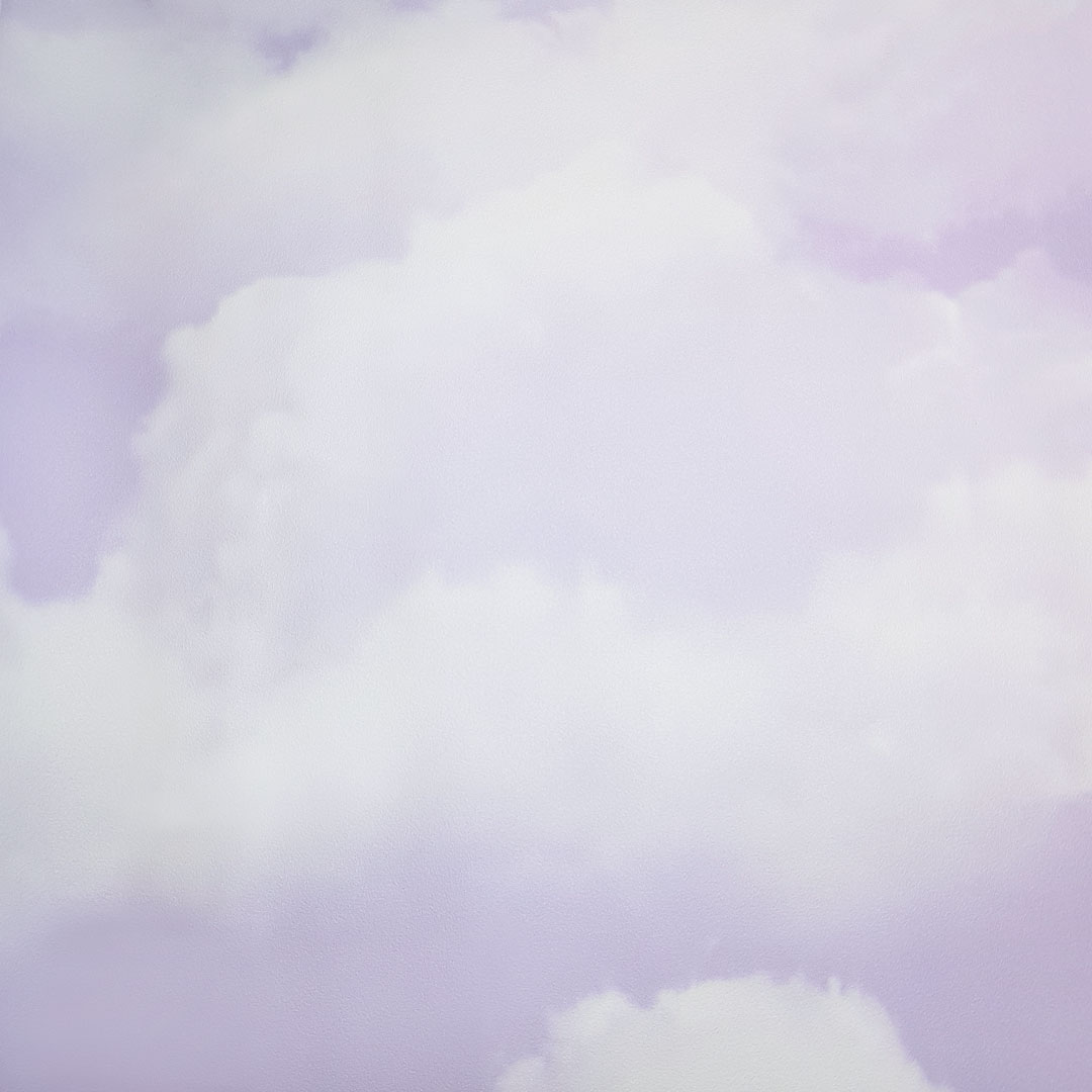 Štýlová svetlofialová nástenná tapeta s bielymi realistickými oblakmi - Dekoori obrázok 3