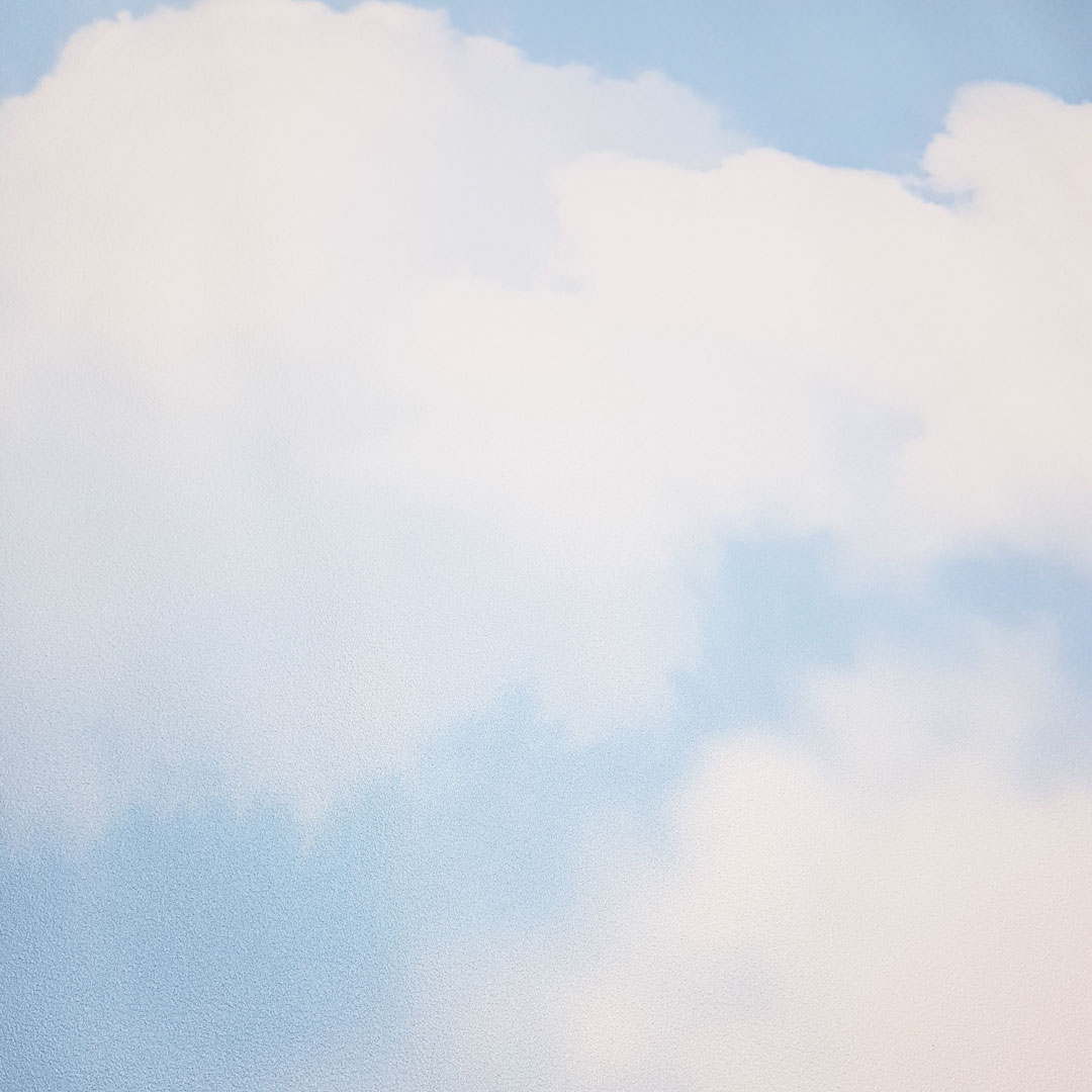 Svetlomodrá fototapeta so svetlými, bielymi oblakmi - Dekoori obrázok 3