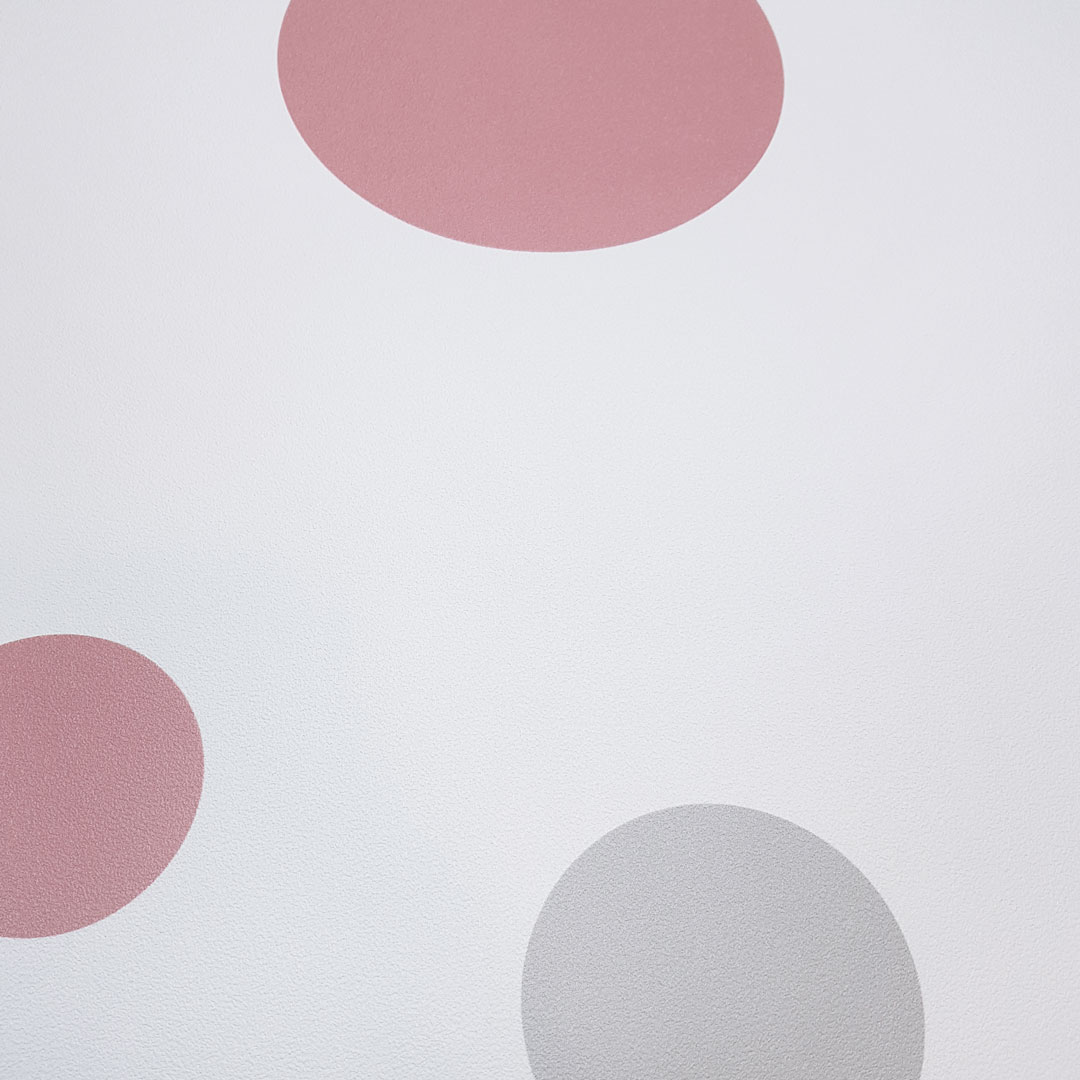 Štýlová tapeta do detskej izby s ružovými a sivými bublinami, bodkami - Dekoori obrázok 4