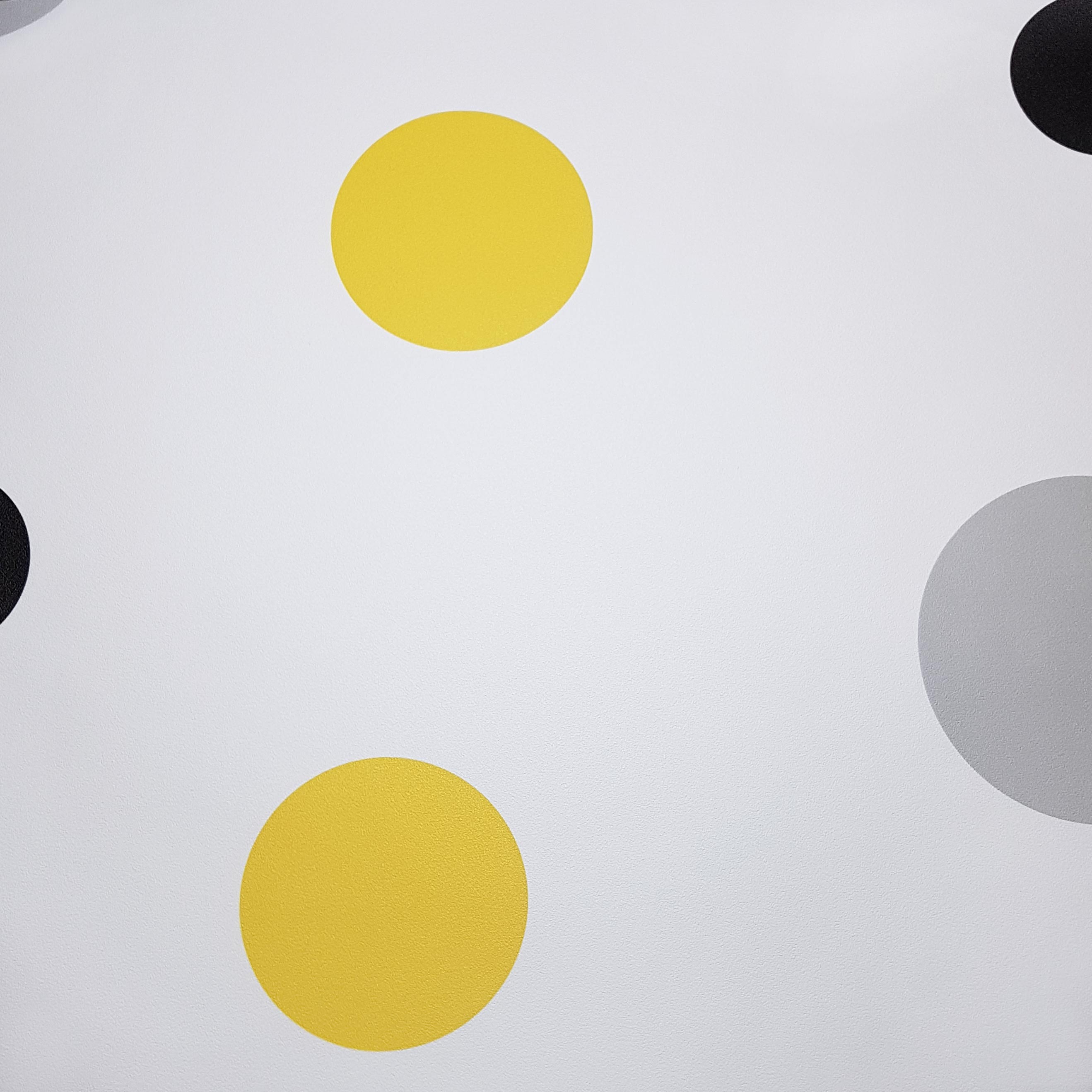 Moderná biela bodkovaná tapeta so sivými, čiernymi a žltými bublinami a bodkami - Dekoori obrázok 3
