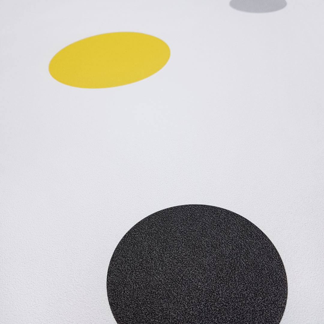 Moderná biela bodkovaná tapeta so sivými, čiernymi a žltými bublinami a bodkami - Dekoori obrázok 4