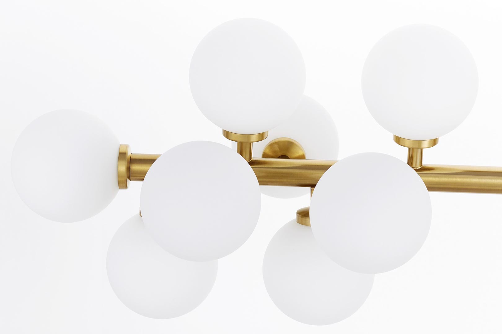 Elegantné, zlaté mosadzné, závesné svietidlo PETRICA biele tienidlá sklenené gule - Lumina Deco obrázok 4