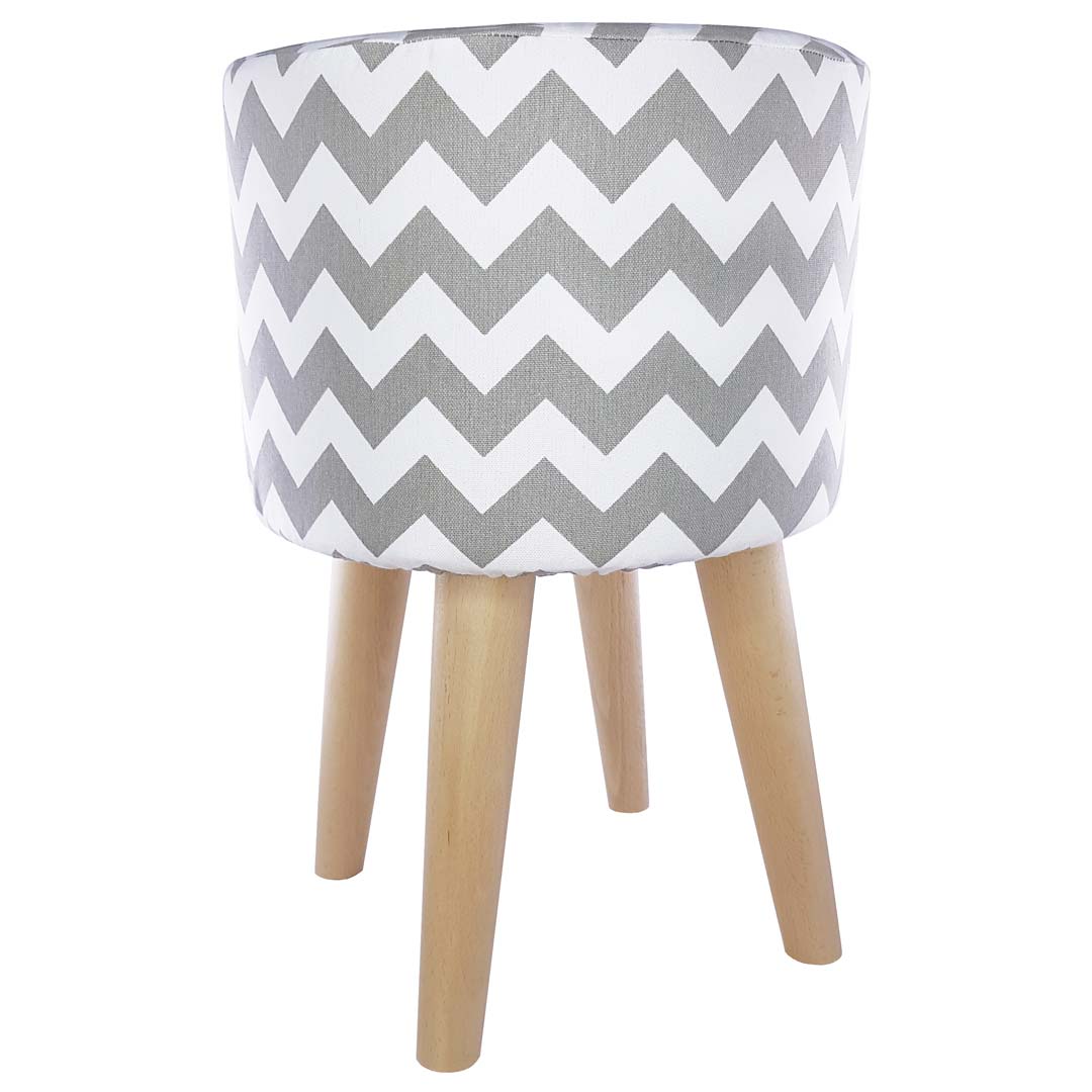 Bielo-sivý puf so vzorom CIK-CAK, drevený malý stolček v škandinávskom loftovom štýle - Lily Pouf obrázok 3