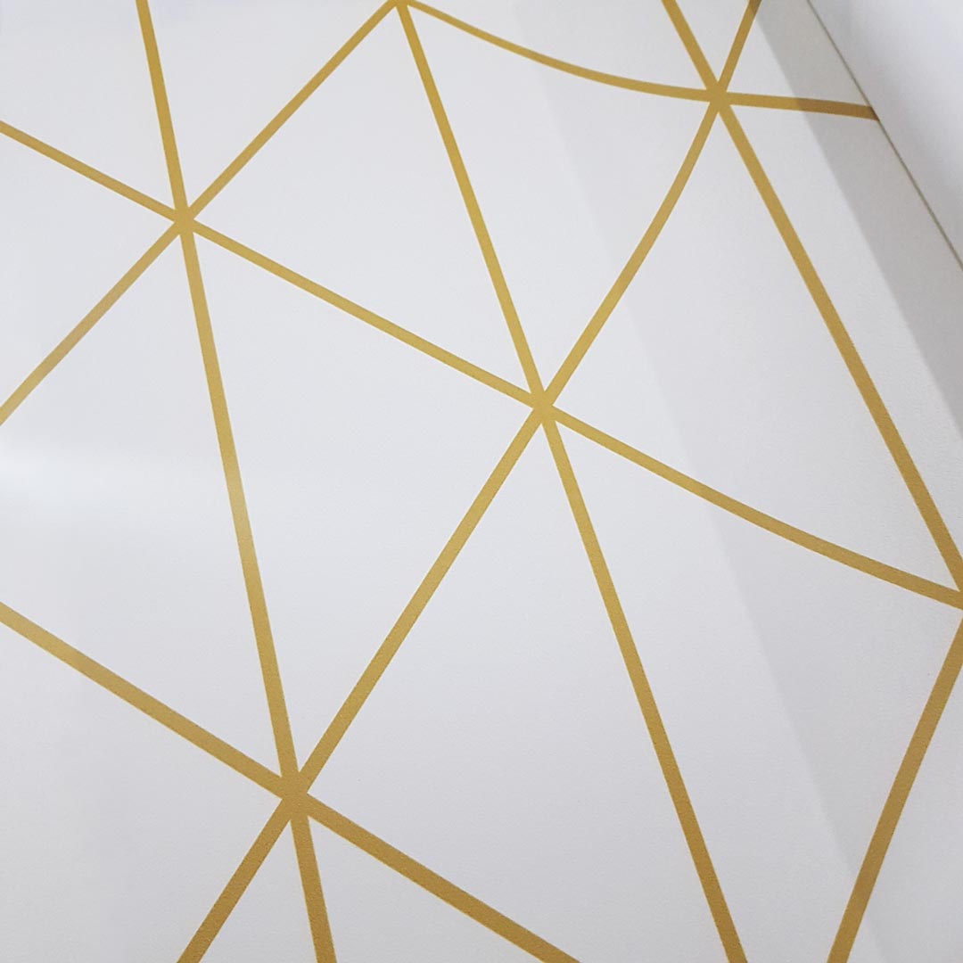 Biela tapeta so zlatými líniami tvoriacimi trojuholníky - Dekoori obrázok 3