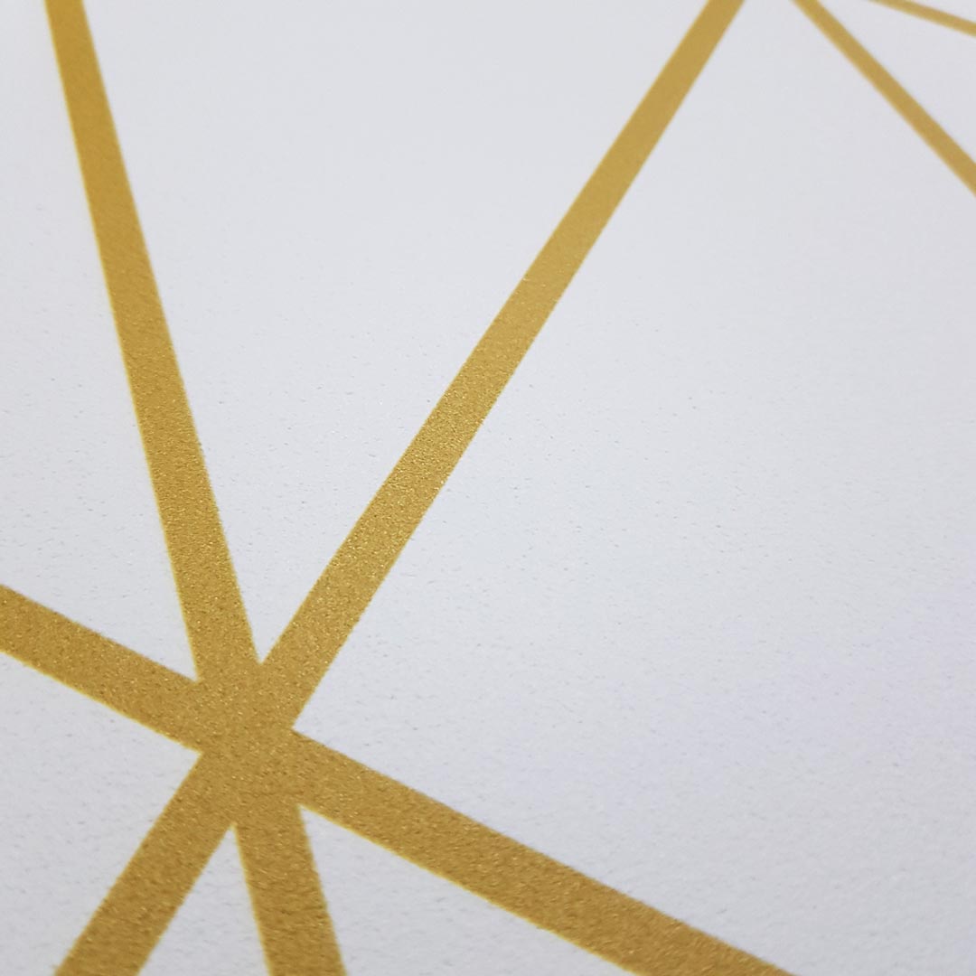 Biela tapeta so zlatými líniami tvoriacimi trojuholníky - Dekoori obrázok 4