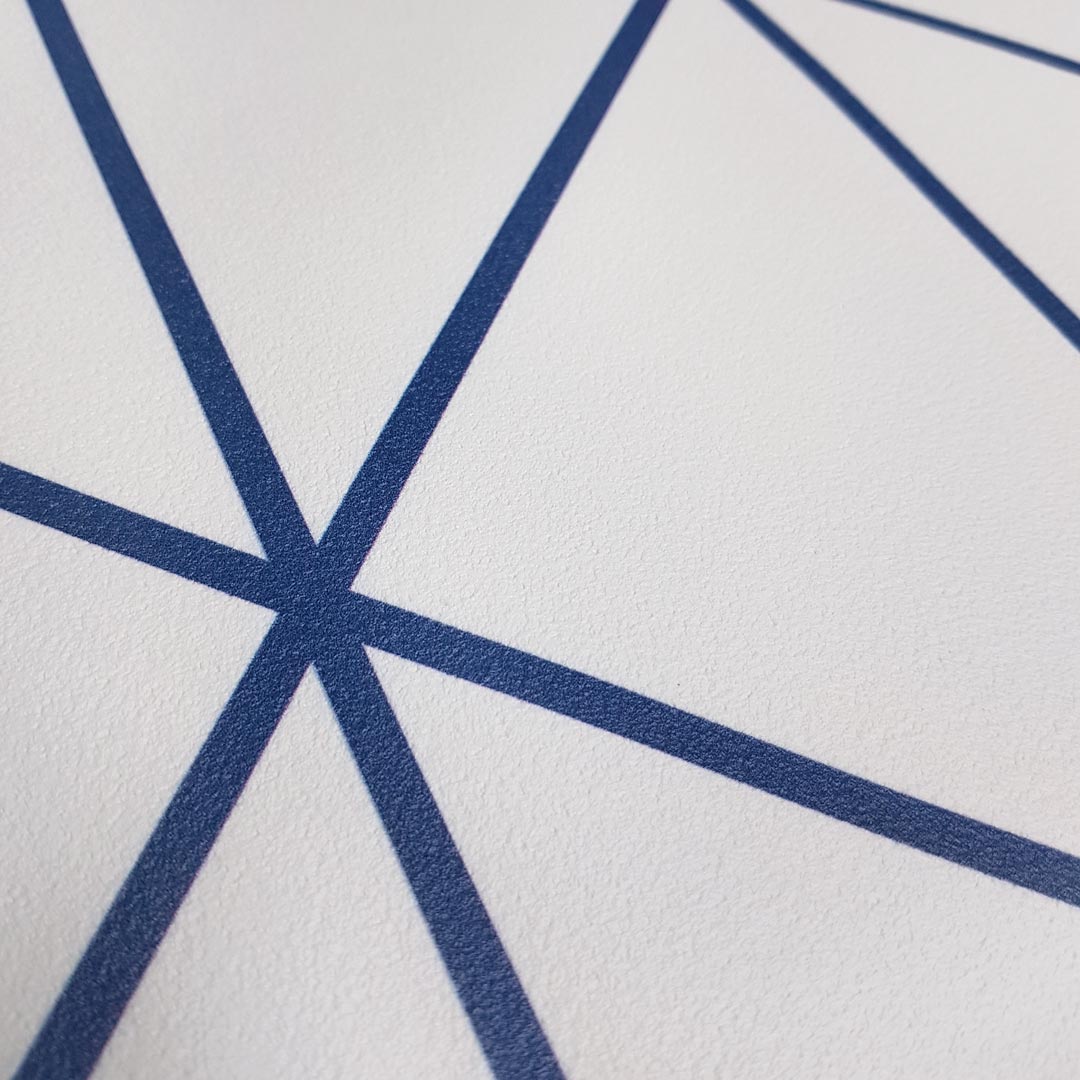 Bielo-modrá tapeta, línie tvoriace trojuholníky, modrá farba Classic Blue PANTONE - Dekoori obrázok 4