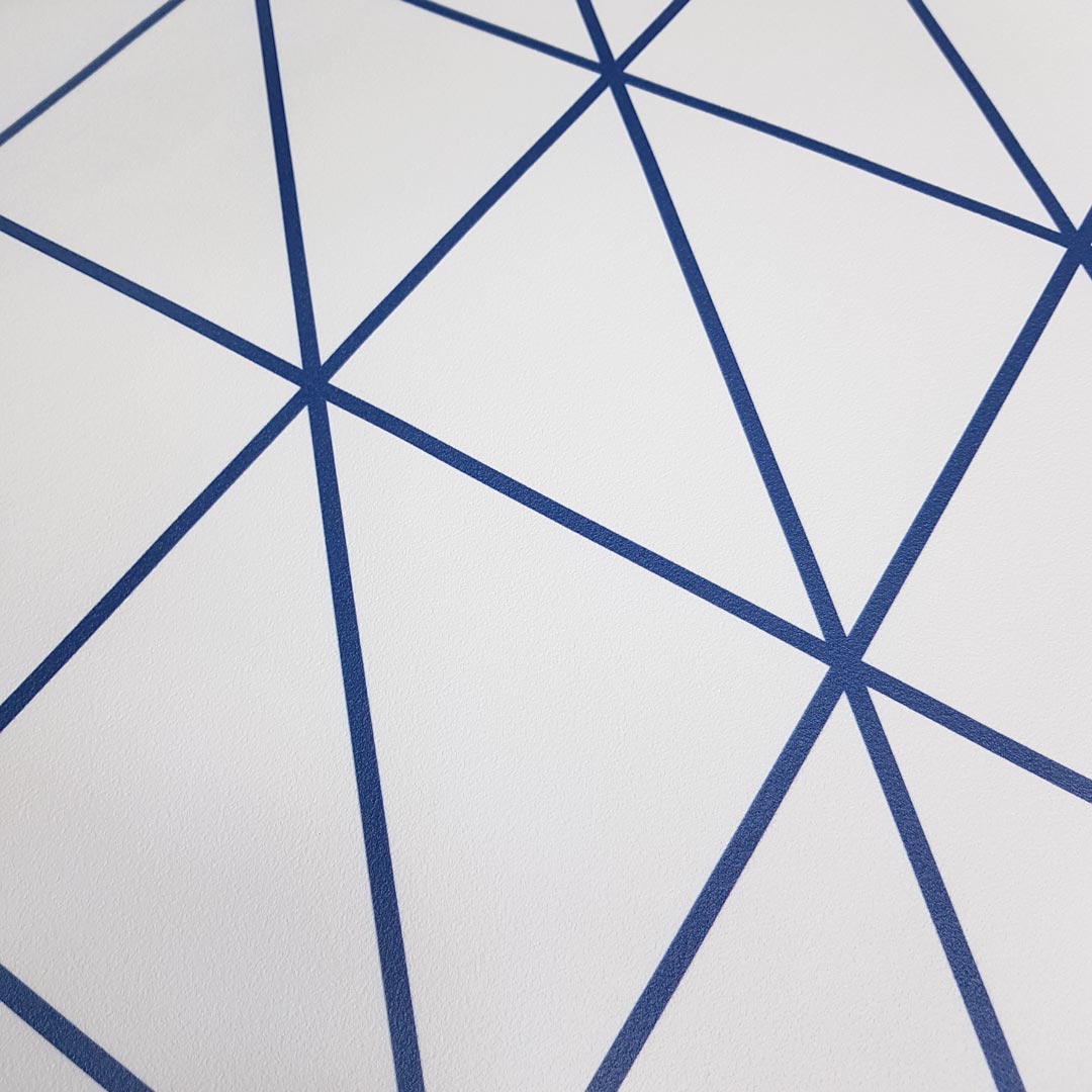 Bielo-modrá tapeta, línie tvoriace trojuholníky, modrá farba Classic Blue PANTONE - Dekoori obrázok 3