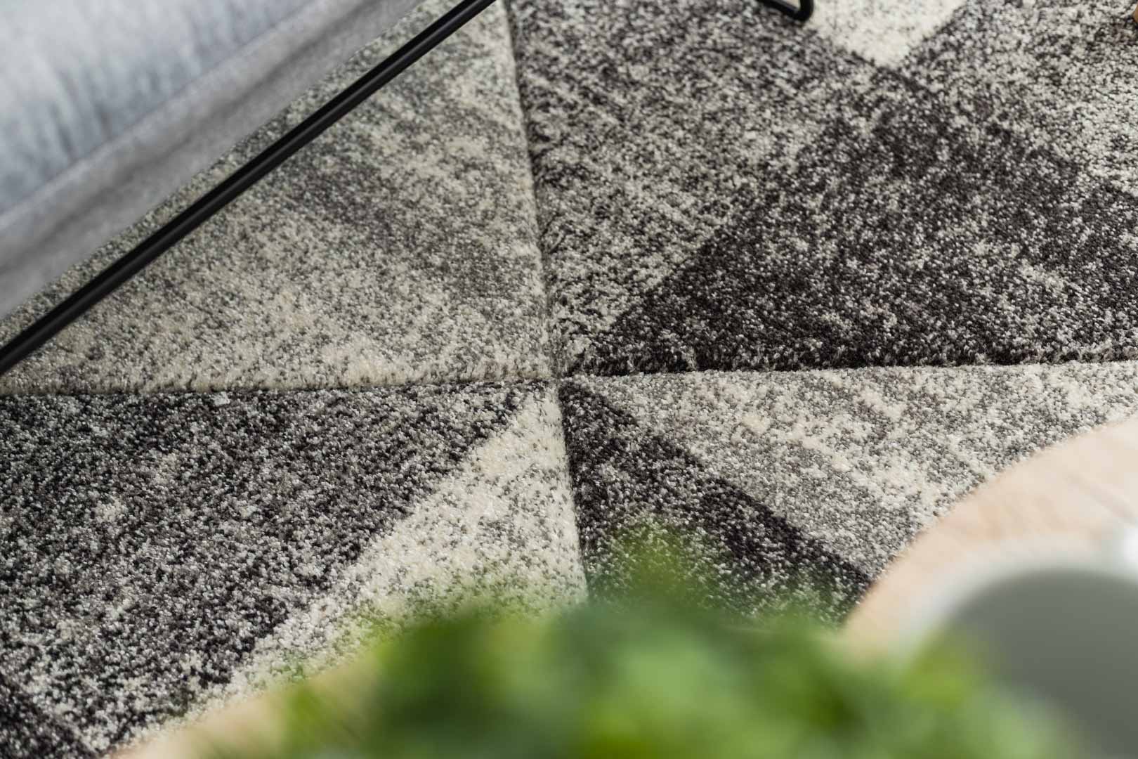 Syntetický tmavý koberec s geometrickým vzorom s efektom plastického tieňovania a kamufláže, trojuholníky a štvorce - Dywany Łuszczów obrázok 4