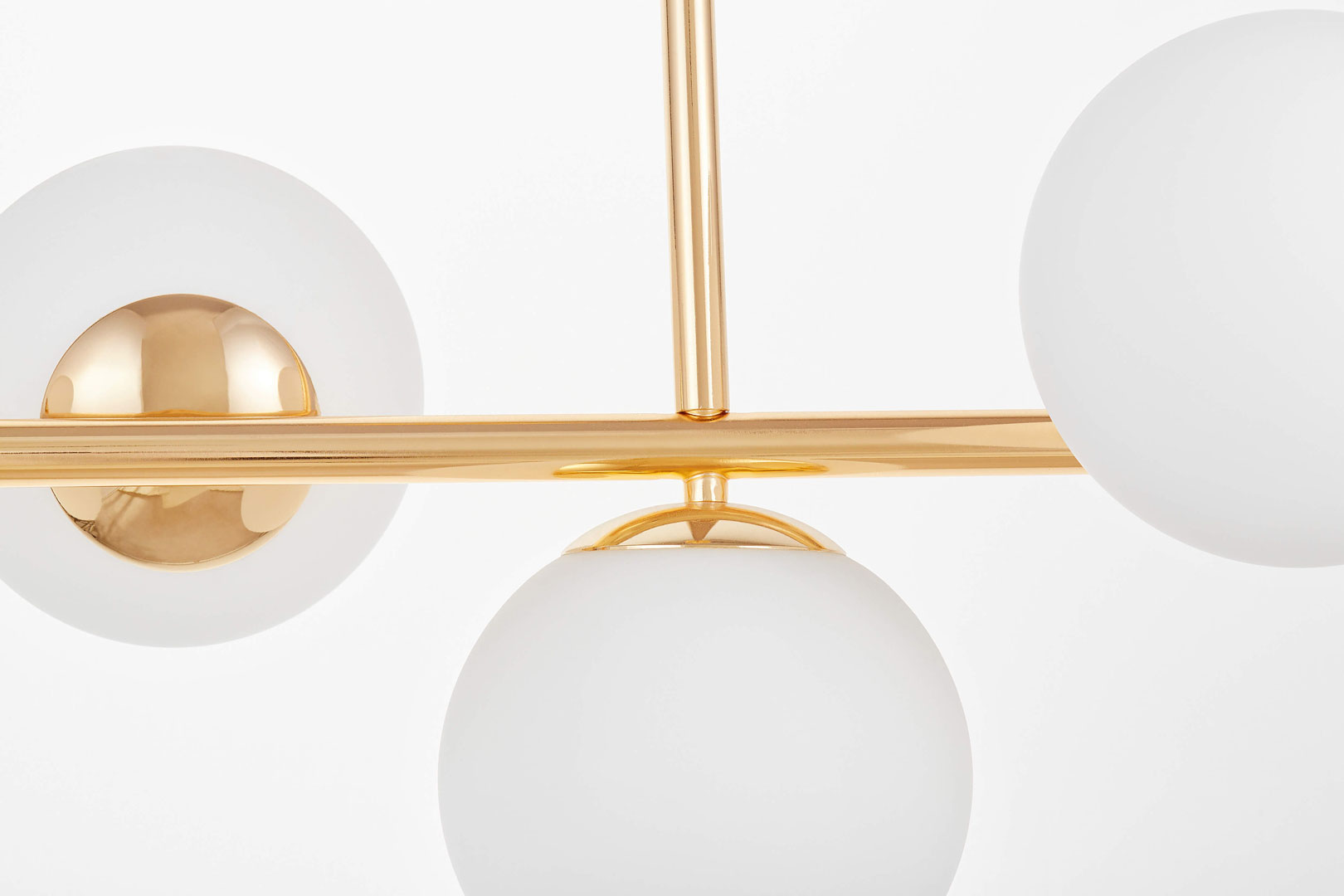 Elegantná zlatá závesná lampa FREDICA W7, vodorovná s bielymi sklenenými tienidlami - Lumina Deco obrázok 3
