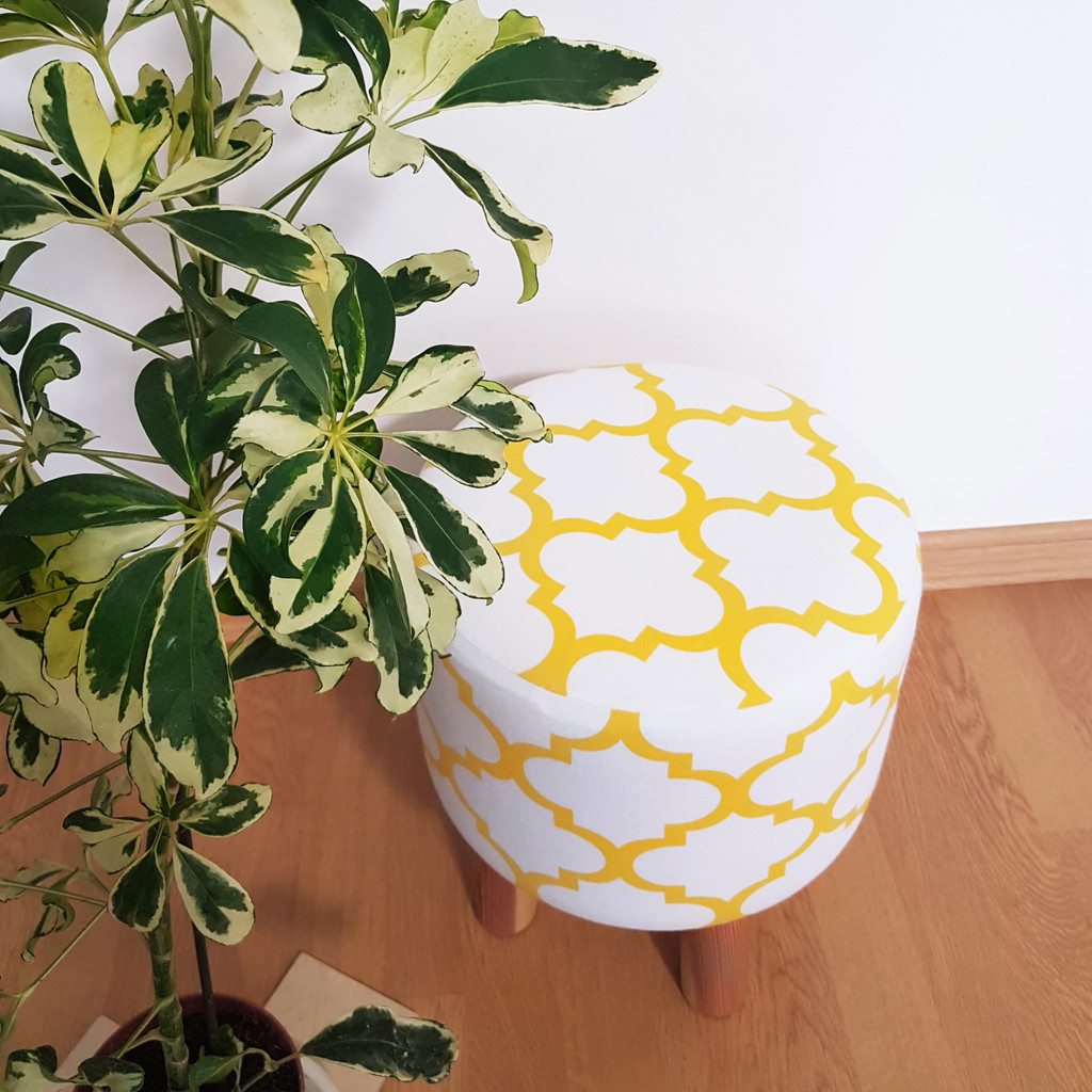 Drevený škandinávsky stolček, bielo-žltá MAROCKÁ ĎATELINA - Lily Pouf obrázok 4