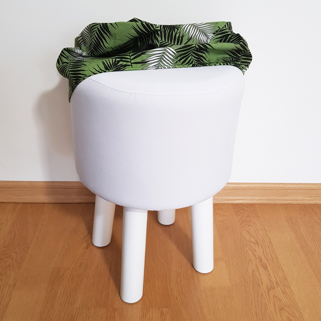 Moderný stolček, taburetka s bielymi a čiernymi palmovými listami na zelenom pozadí - Lily Pouf obrázok 4