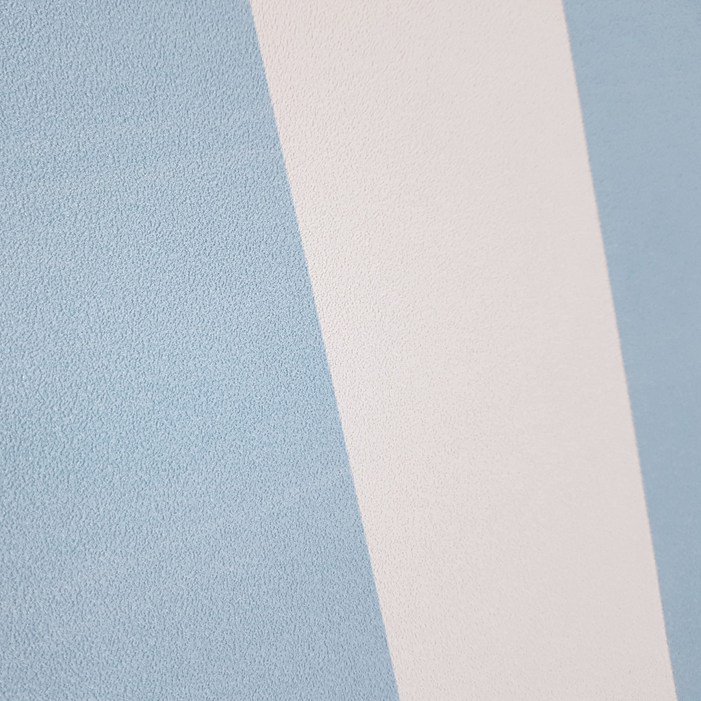 Bielo modrá tapeta vertikálne pruhy - Dekoori obrázok 4