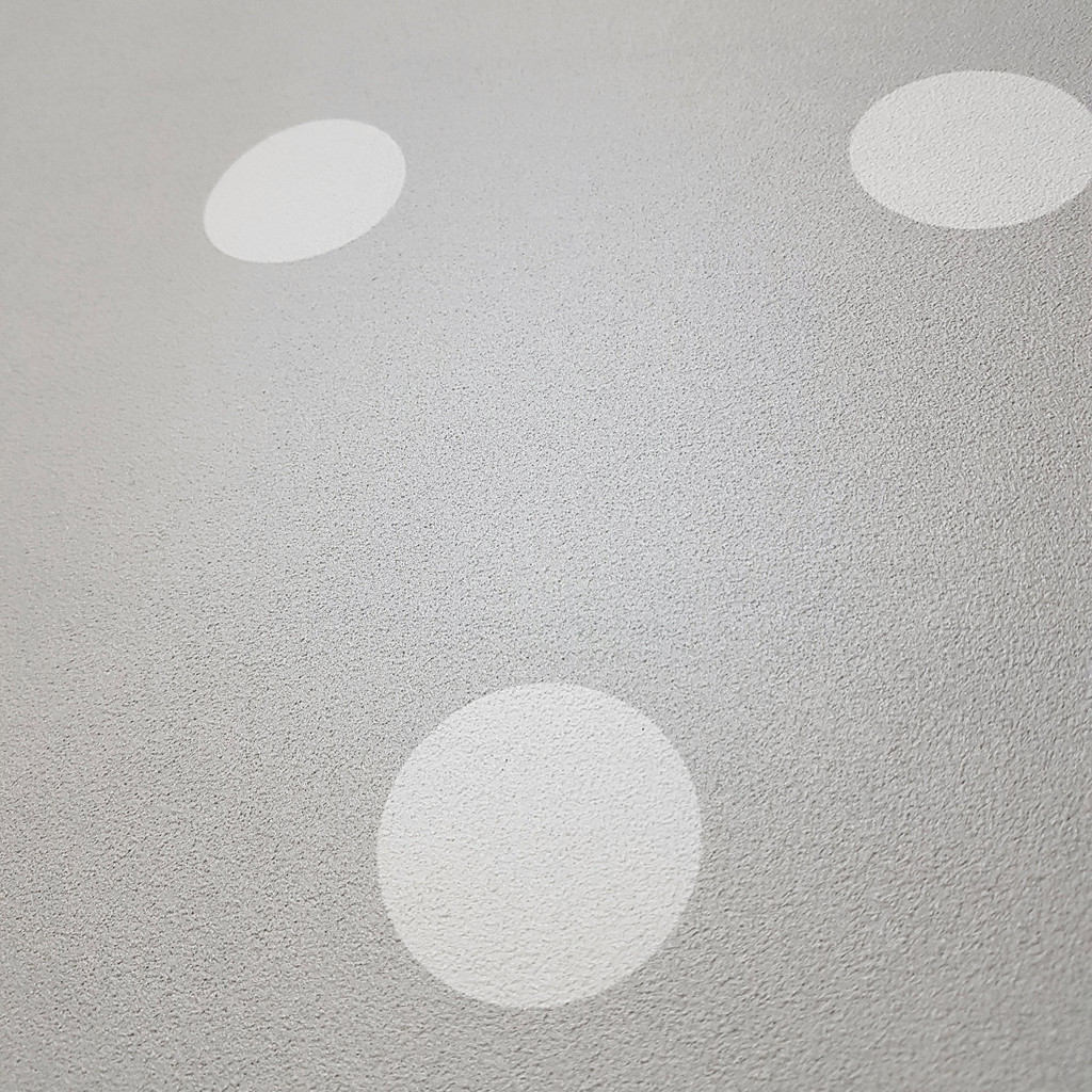 Sivá tapeta s bielymi bodkami, bodky 5 cm - Dekoori obrázok 4