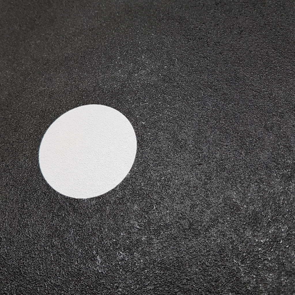 Čierna tapeta s bielymi bodkami, bodky 5 cm - Dekoori obrázok 4