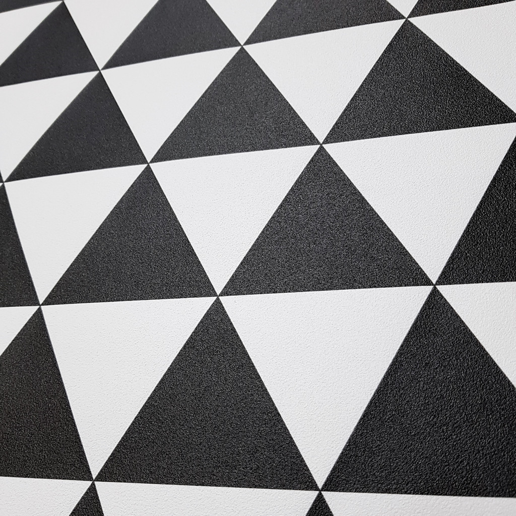 Geometrická tapeta s čiernymi a bielymi TROJUHOLNÍKmi - Dekoori obrázok 3