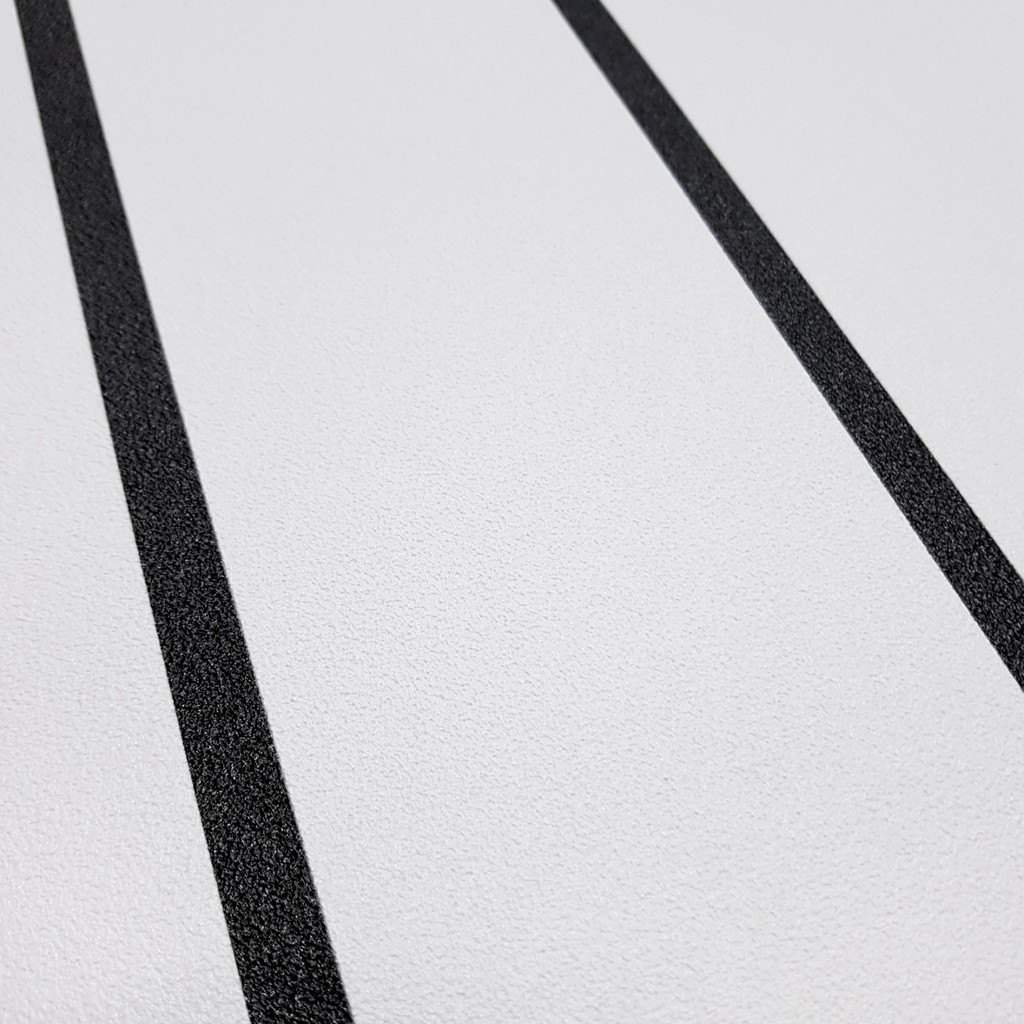 Biela tapeta s čiernymi pruhmi, zvislé pruhy 1 cm - Dekoori obrázok 4