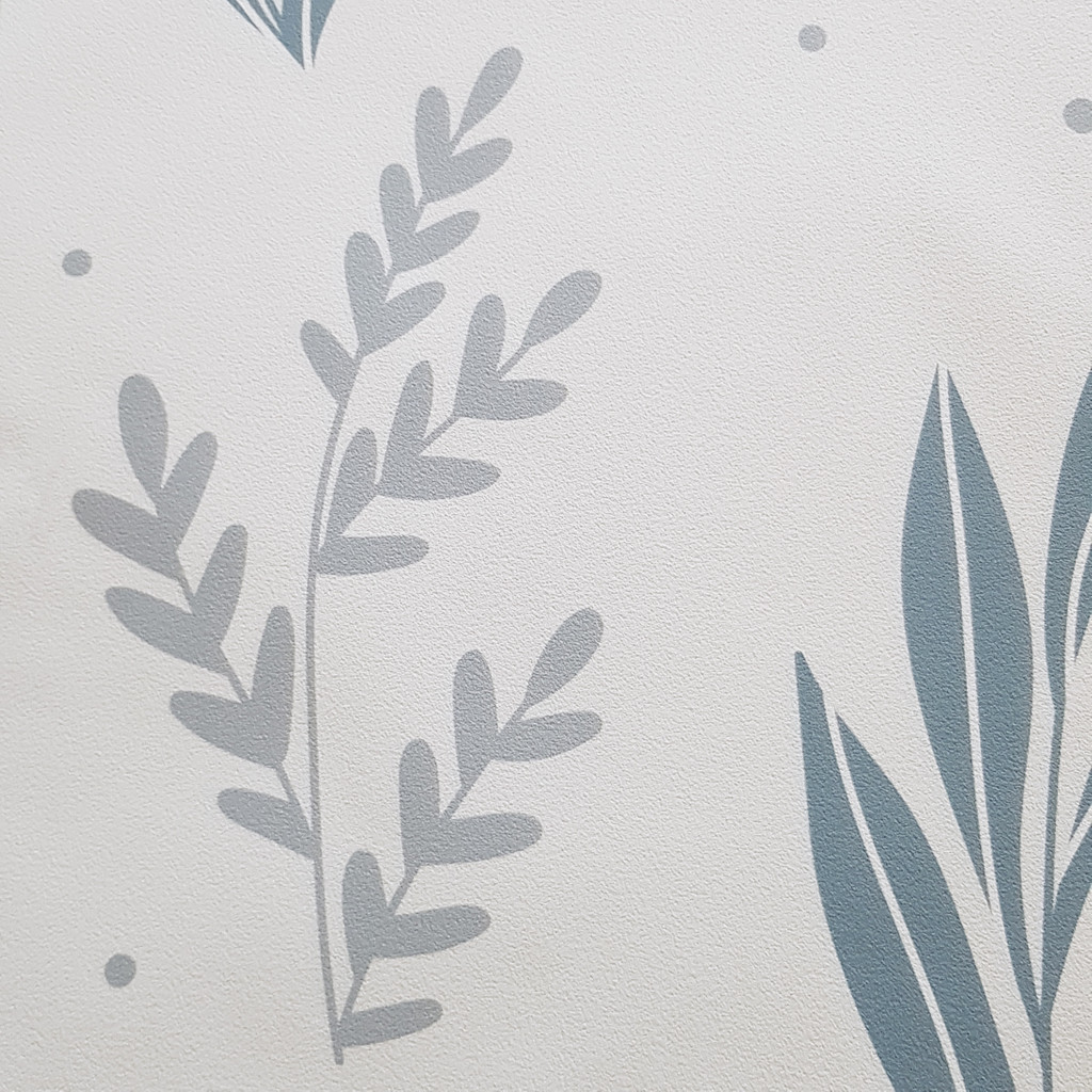Boho tapeta so sivo-modrými vodnými rastlinami na svetlosivom pozadí - Dekoori obrázok 3