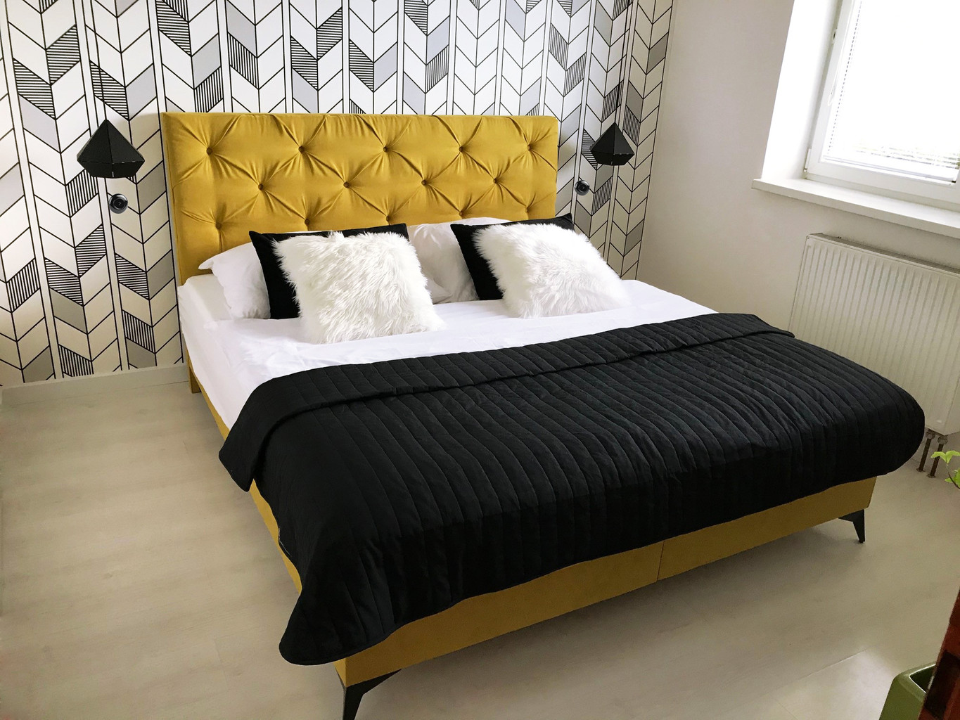 Dizajnová čierno-biela tapeta so vzorom RYBIA KOSŤ, HERRINGBONE, kontúry, obrysy v štýle BOHO - Dekoori obrázok 2