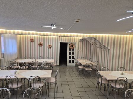 Štýlová biela tapeta so svetlosivými a ružovými vertikálnymi pruhmi 8 cm