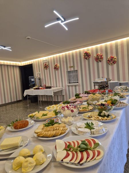 Štýlová biela tapeta so svetlosivými a ružovými vertikálnymi pruhmi 8 cm