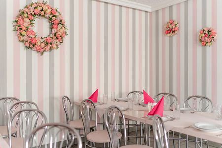 Štýlová biela tapeta so svetlosivými a ružovými vertikálnymi pruhmi 8 cm