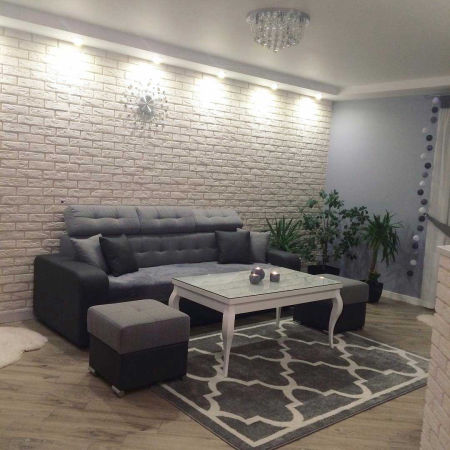 Sivý orientálny koberec do obývacej izby s bielou marockou ďatelinou