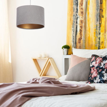 Sivá závesná lampa KAMÉLIA s velúrovým tienidlom, abažúrom v tvare valca so zlatým vnútrajškom