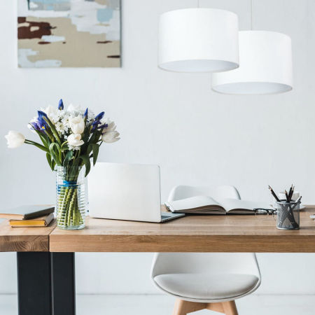 Biela závesná lampa v tvare valca s velúrovým tienidlom ĽALIA