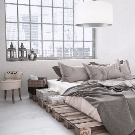 Biela závesná lampa s velúrovým valcovým tienidlom so strieborným vnútrom ĽALIA