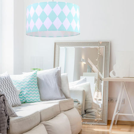 Mätovo-biela závesná lampa s valcovým tienidlom, abažúrom z velúru s veľkými kosoštvorcami