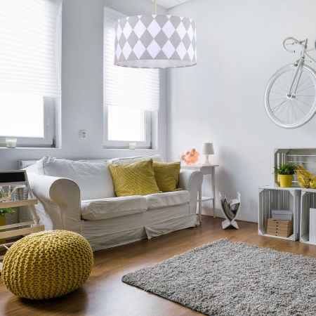 Sivo-biela závesná lampa s velúrovým abažúrom, tienidlom s veľkými kosoštvorcami