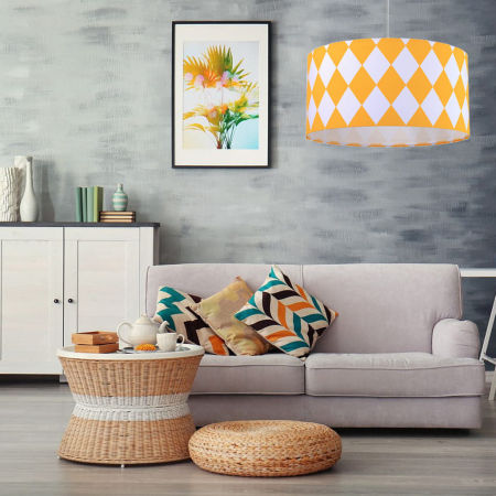Žlto-biela závesná lampa s tienidlom, abažúrom z velúru, valcová s veľkými kosoštvorcami