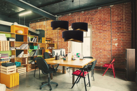 Čierna závesná lampa s asymetrickým abažúrom, tienidlom so zlatým vnútrajškom EMI