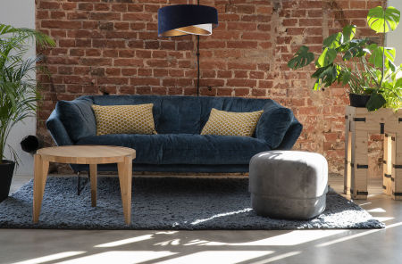 Granátovo-biela závesná lampa s velúrovým asymetrickým tienidlom so zlatým vnútrajškom NESSA