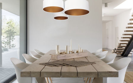 Biela stropná lampa, valcová stropnica s velúrovými abažúrami, tienidlami so zlatým vnútrajškom BEVIN