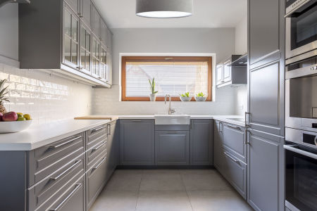 Sivá stropná lampa, stropnica z velúru s valcovým okrúhlym tienidlom