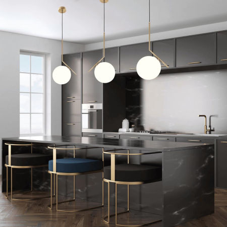 Moderná mosadzná závesná lampa SORENTO kovová so skleneným tienidlom