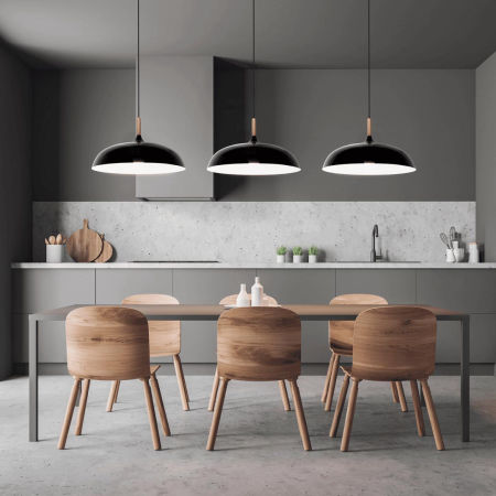 Čierna moderná závesná lampa VERSI škandinávskeho štýlu, široké tienidlo, kov a drevo