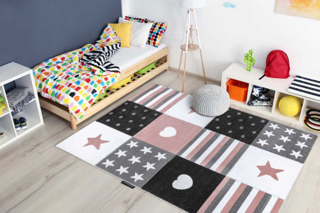 Patchworkový koberec do detskej izby pre dievča PETIT TEENY so srdiečkami, hviezdičkami a bodkami, ružový sivý a biely