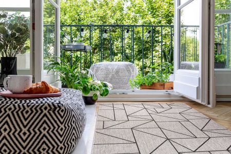 Zaujímavý geometrický sivý béžový koberec s čiernymi líniami, štýl boho